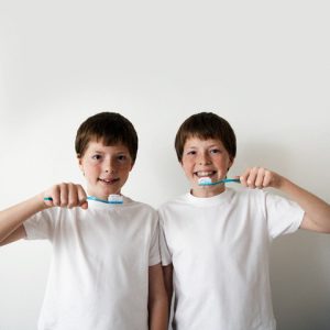 crianças escovamdo os dentes