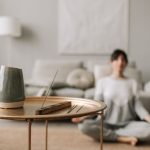 Como Aliviar o Estresse Naturalmente: 7 Técnicas Comprovadas para o Bem-Estar Pessoa em um campo verde ao amanhecer, respirando profundamente, simbolizando alívio do estresse natural e bem-estar.