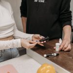 Dieta para Prevenir Diabetes Tipo 2: Seu Guia Essencial para uma Vida Saudável Mesa com prato de comida saudável, incluindo vegetais coloridos, proteína magra, grãos integrais, frutas e água, simbolizando uma dieta para prevenir diabetes tipo 2.
