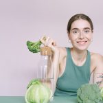 Mão segurando um produto embalado, com o rótulo nutricional em destaque, simbolizando a leitura e compreensão dos rótulos de alimentos.