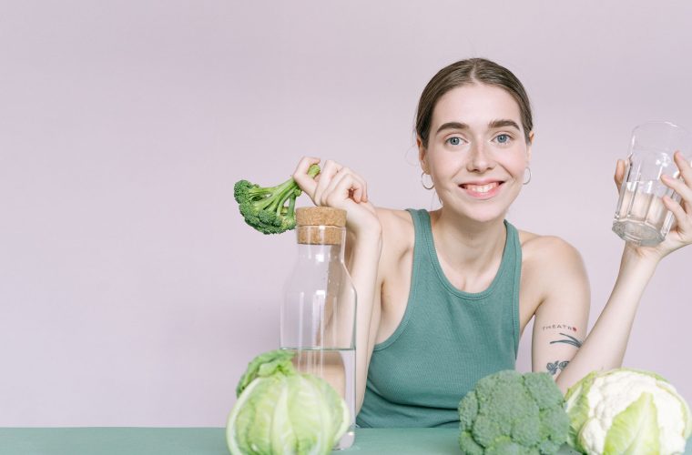 Mão segurando um produto embalado, com o rótulo nutricional em destaque, simbolizando a leitura e compreensão dos rótulos de alimentos.