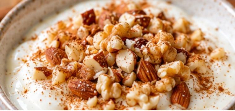 Bowl de iogurte com castanhas e canela - receita low carb