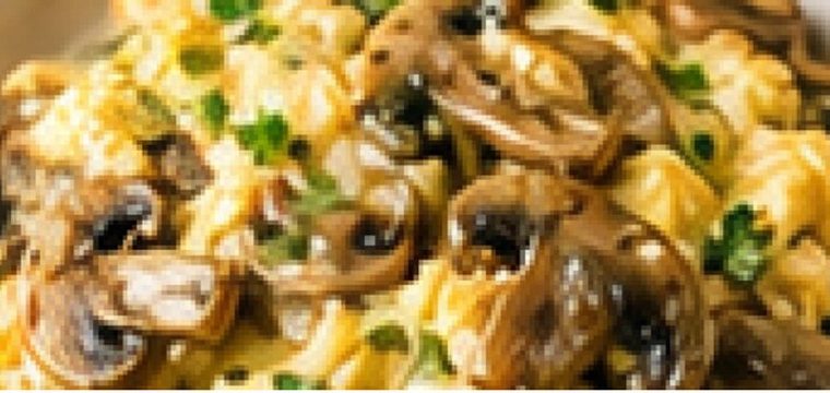 Ovos mexidos com cogumelos e queijo muçarela - receita low carb