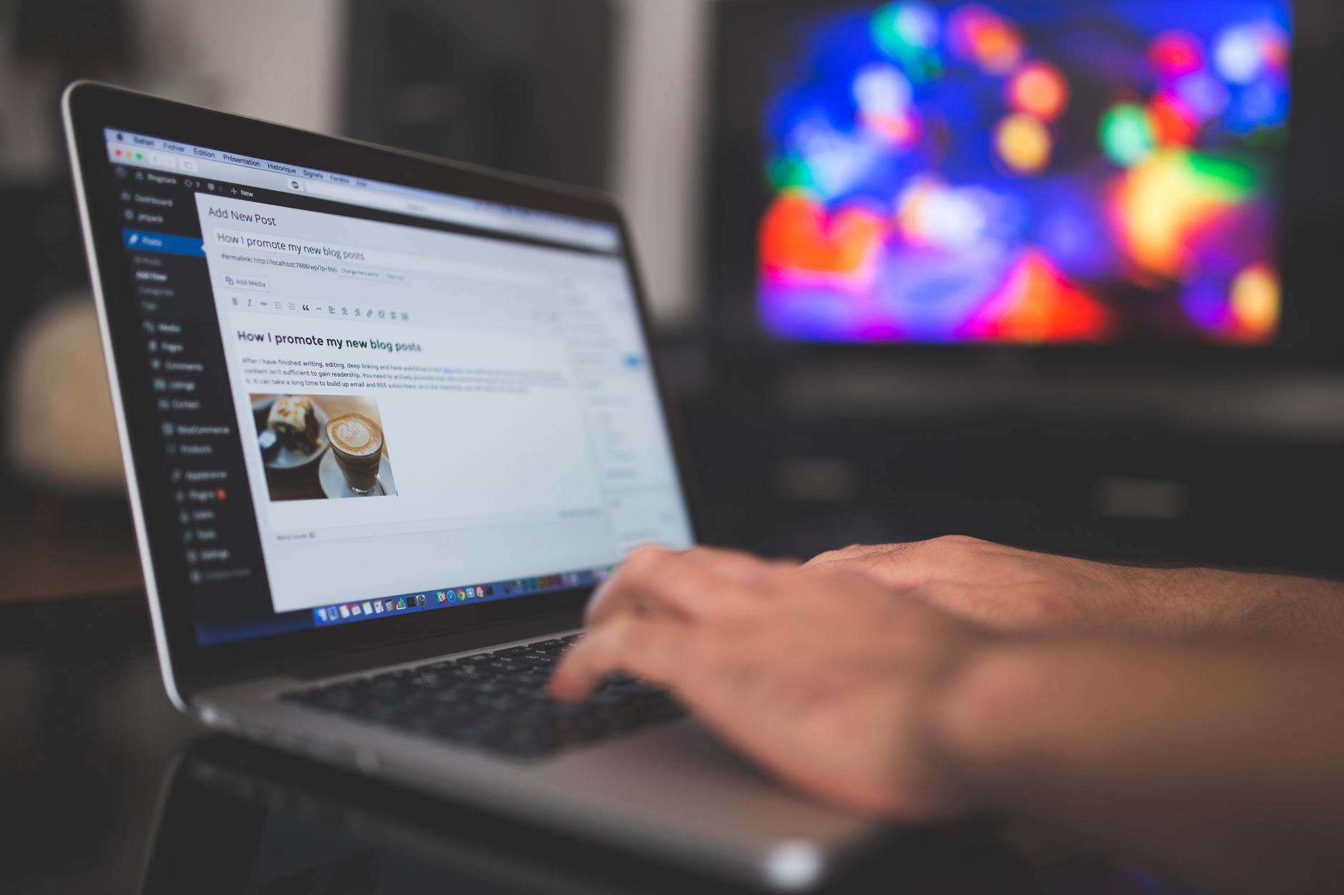 Adulto ocupado gerenciando seu tempo com um planner e laptop em um ambiente organizado