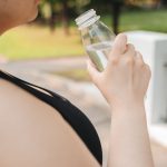 Mitos e Verdades sobre Dietas para Emagrecer: O Que Realmente Funciona? Mitos e Verdades sobre Dietas para Emagrecer: Balança com frutas, vegetais, peso e garrafa de água