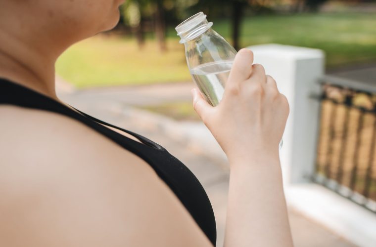 Mitos e Verdades sobre Dietas para Emagrecer: Balança com frutas, vegetais, peso e garrafa de água