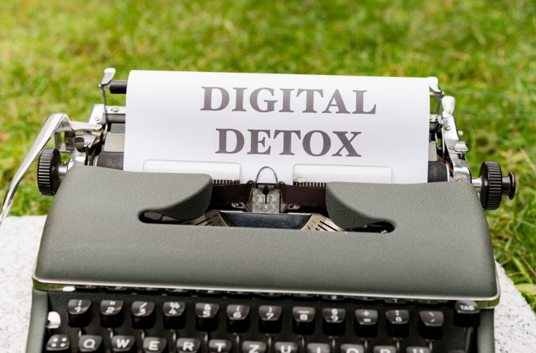 Pessoa em detox digital lendo um livro, simbolizando foco e redução de estresse.