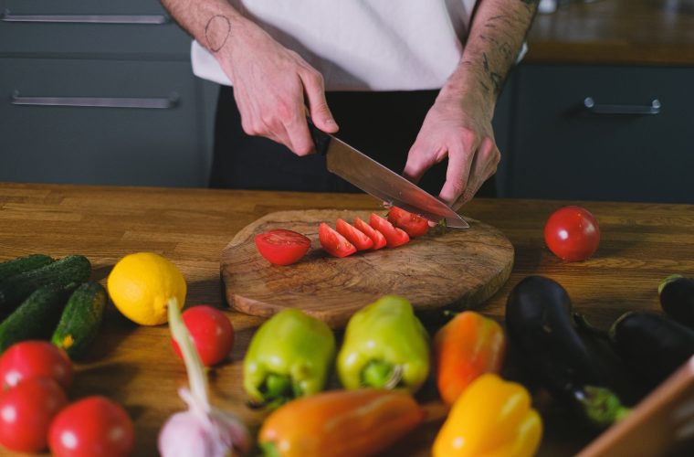 Mesa com potes de vidro contendo refeições saudáveis pré-preparadas para a semana, mostrando organização de Meal Prep para iniciantes.