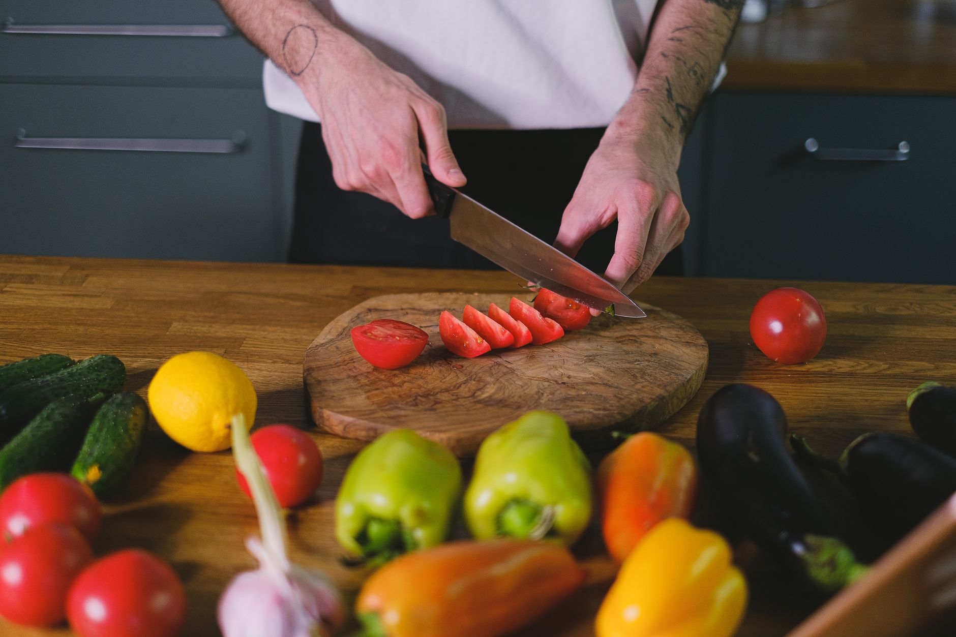 Mesa com potes de vidro contendo refeições saudáveis pré-preparadas para a semana, mostrando organização de Meal Prep para iniciantes.