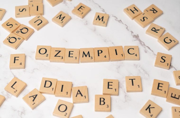 Pessoa escrevendo sobre os riscos e cuidados com Ozempic e Mounjaro, simbolizando a importância da informação e orientação médica.