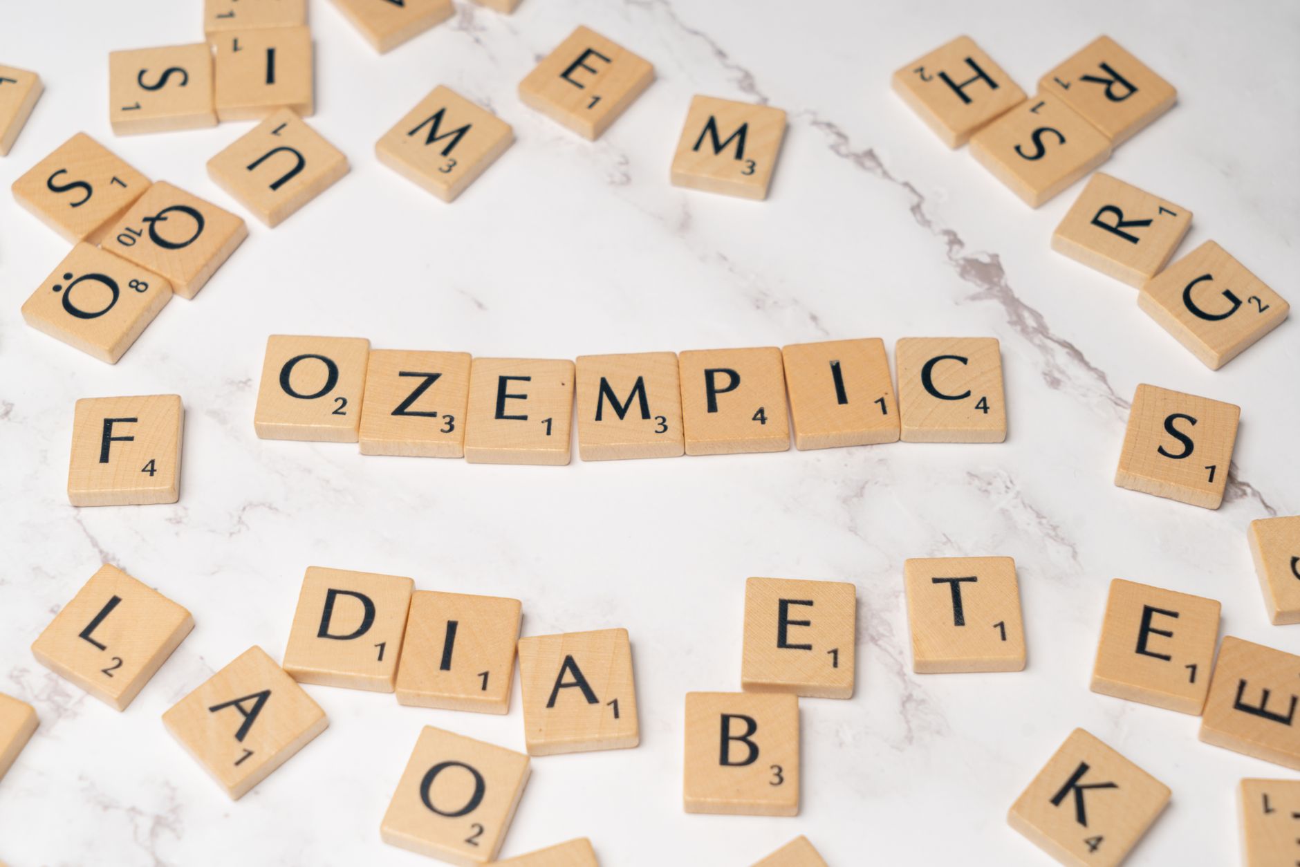 Pessoa escrevendo sobre os riscos e cuidados com Ozempic e Mounjaro, simbolizando a importância da informação e orientação médica.